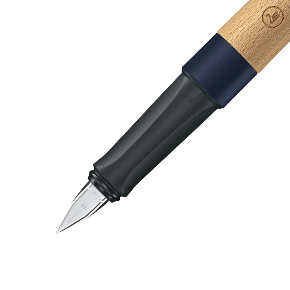 Penna Stilografica Ecosostenibile - CO2 neutral - STABILO Grow in Blu Mirtillo/Faggio - Cartuccia inclusa - Image 2